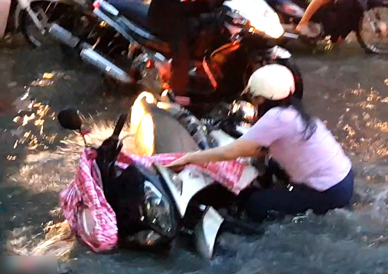 Xe cộ chết máy, ngã nhào khi triều cường gây ngập trung tâm Sài Gòn